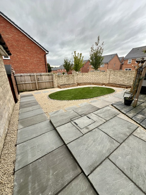 With Cotswold cream gravel With Cotswold cream gravel